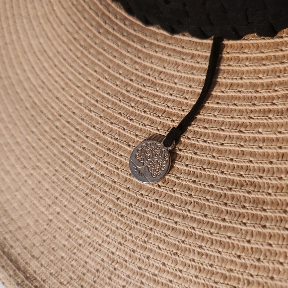 Stylish Beige Wide Brim Hat with Black Band - Picture 4 of 12